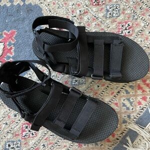 Teva Mevia Platform Sandals Black- size 9